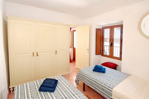 zweites Schlafzimmer mit Blick in den Flur